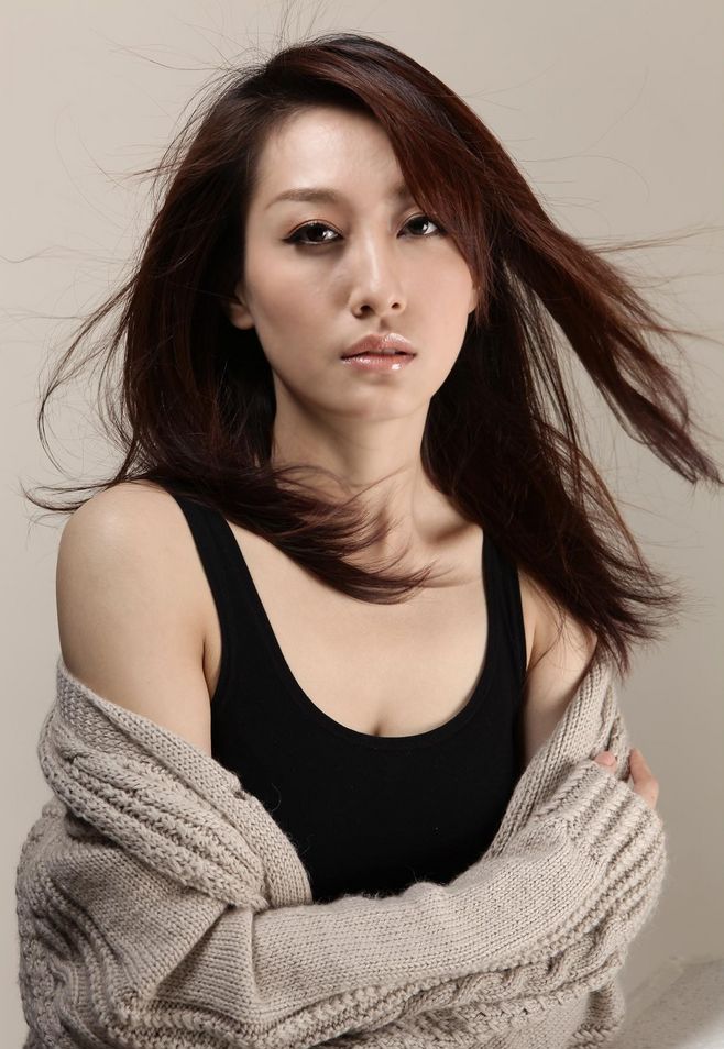 早期出席活动的董维嘉,一袭深v亮片晚礼, 很是吸睛透出别致的美