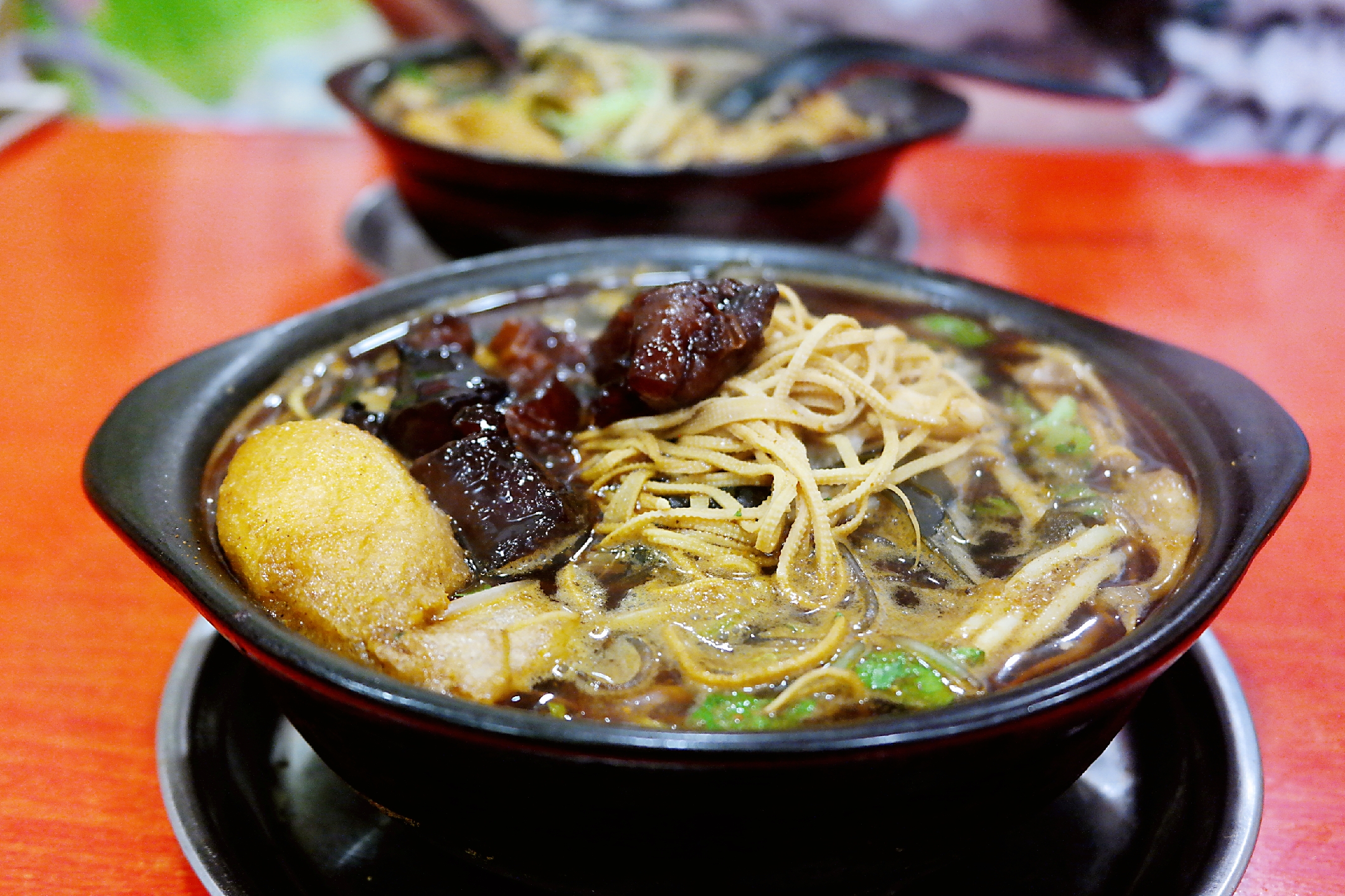 这家的话,每一碗砂锅粉都可以挑选一种主菜,如羊肉,大肠,牛肉,牛筋