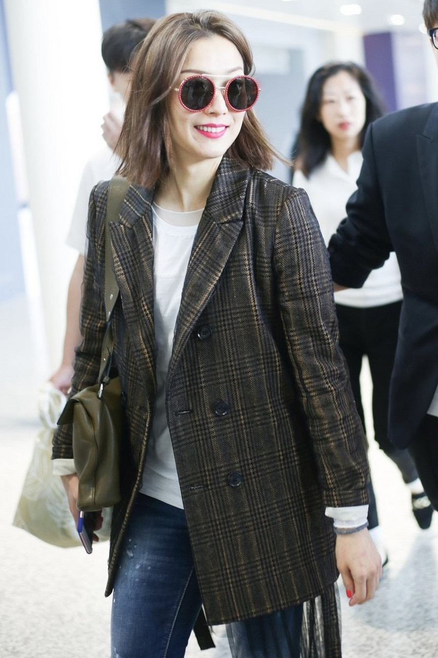 郑秀文终于走出情伤啦,穿格纹西装配牛仔裤认真营业了,胖了一点状态更