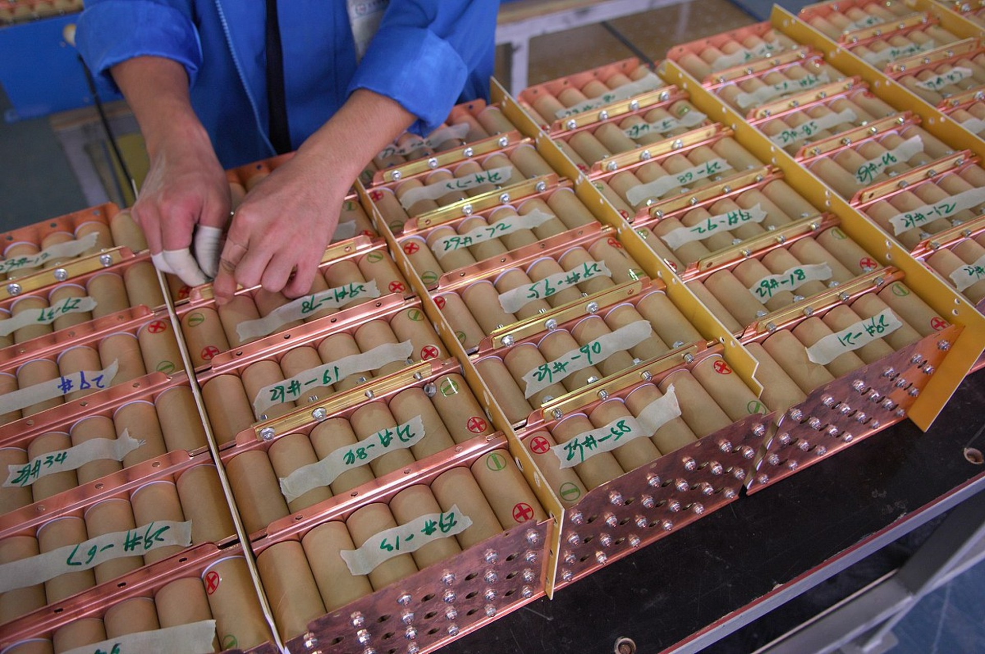 磷酸锰铁锂正极材料是一种富锂三元材料,具有高能量密度,长循环寿命和