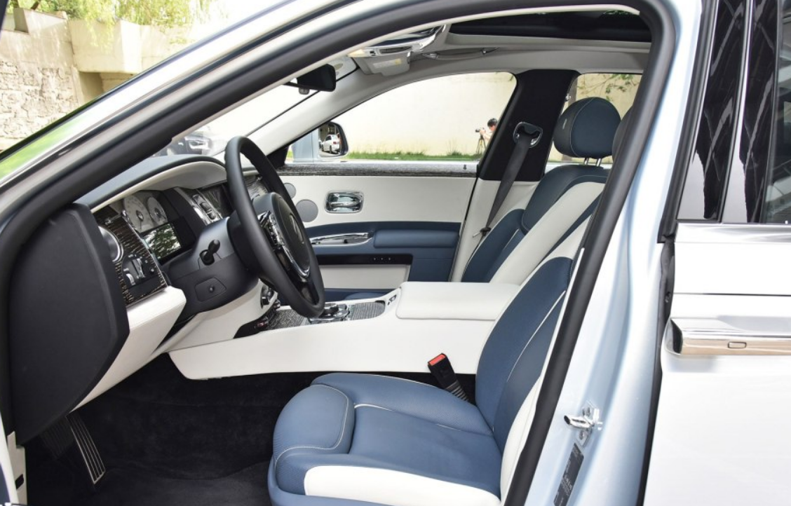 劳斯莱斯古斯特有钱人都喜欢它?车内前排空间.