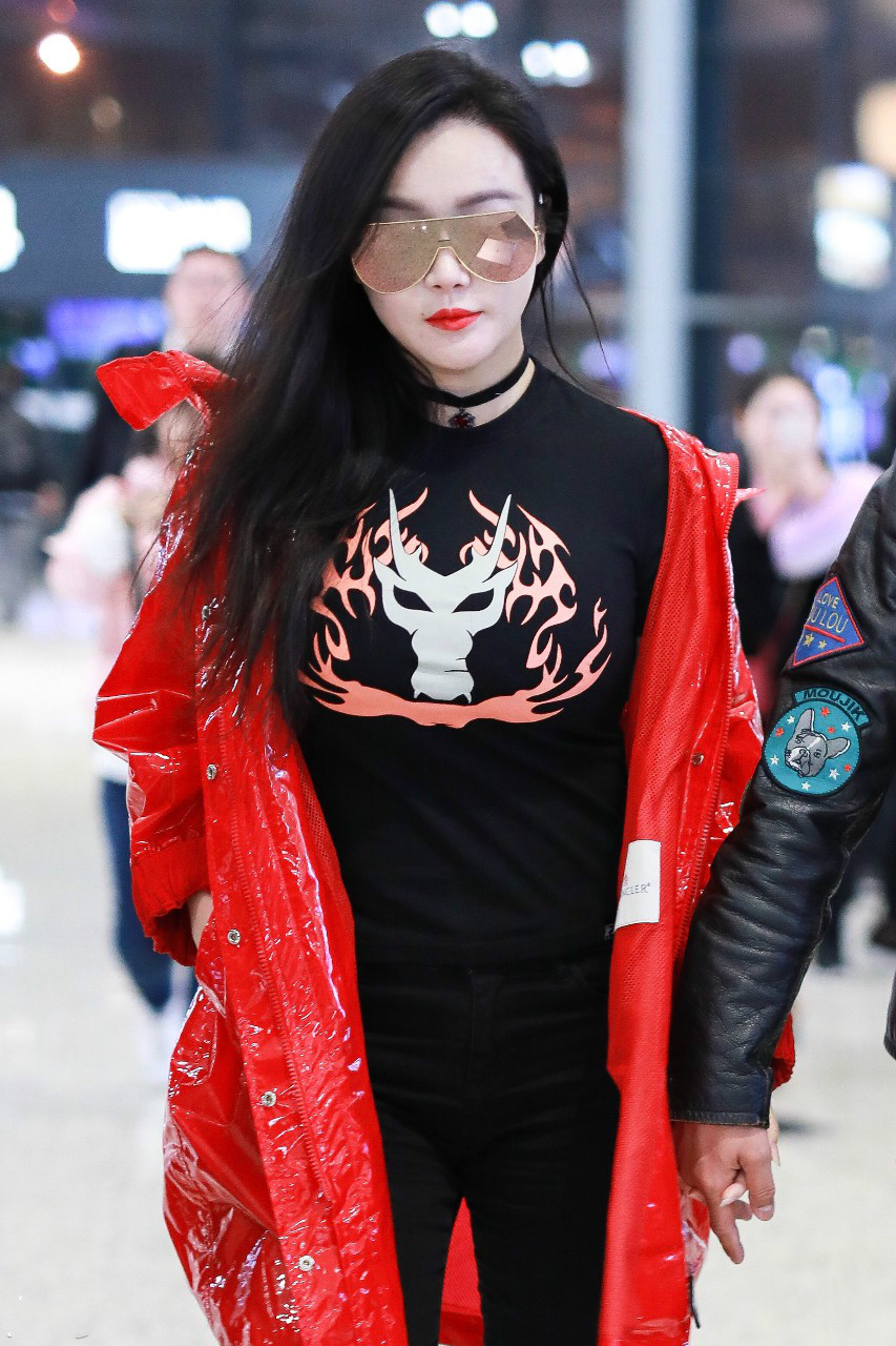 冉莹颖一天内现身上海和北京机场,穿两套不同的衣服亮相皮肤白皙