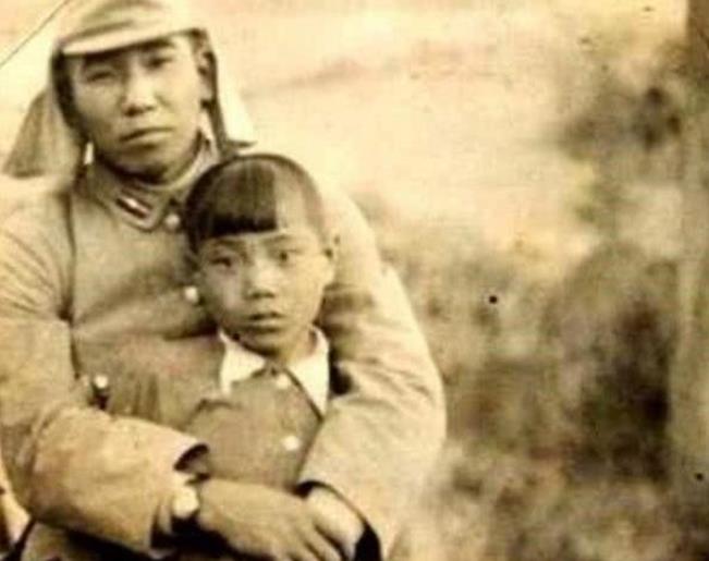 罕见老照片:日本军官和慰问妇合照,图4看着太残忍了