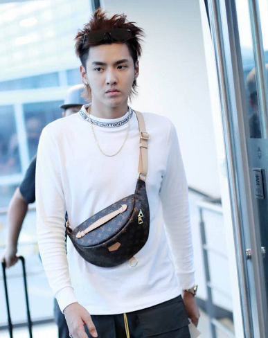 吴亦凡现身机场,这次的风格更hiphop,网友:电鳗果然讲究!