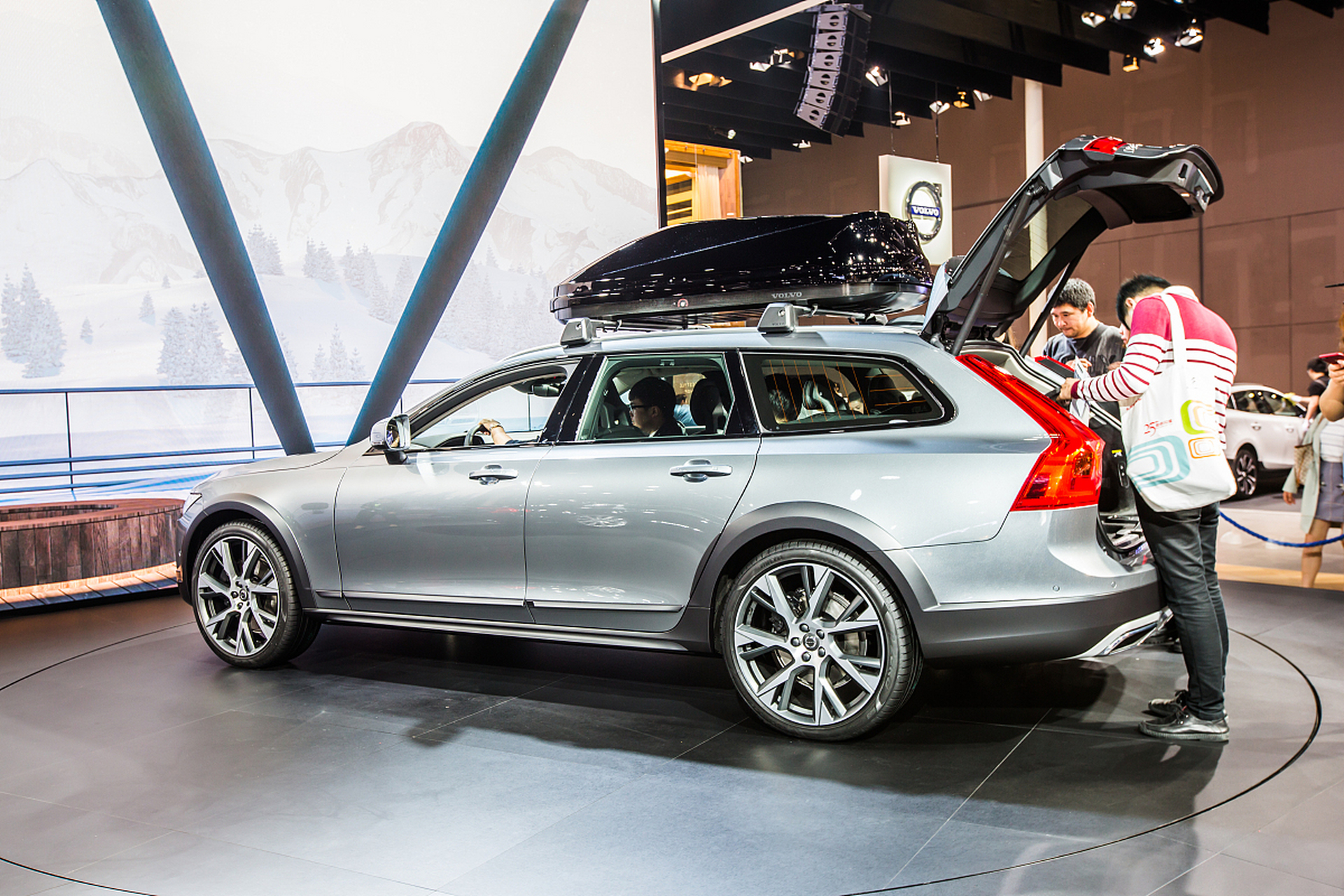 作为一名汽车设计师,我对沃尔沃v90这款车充满了敬意.