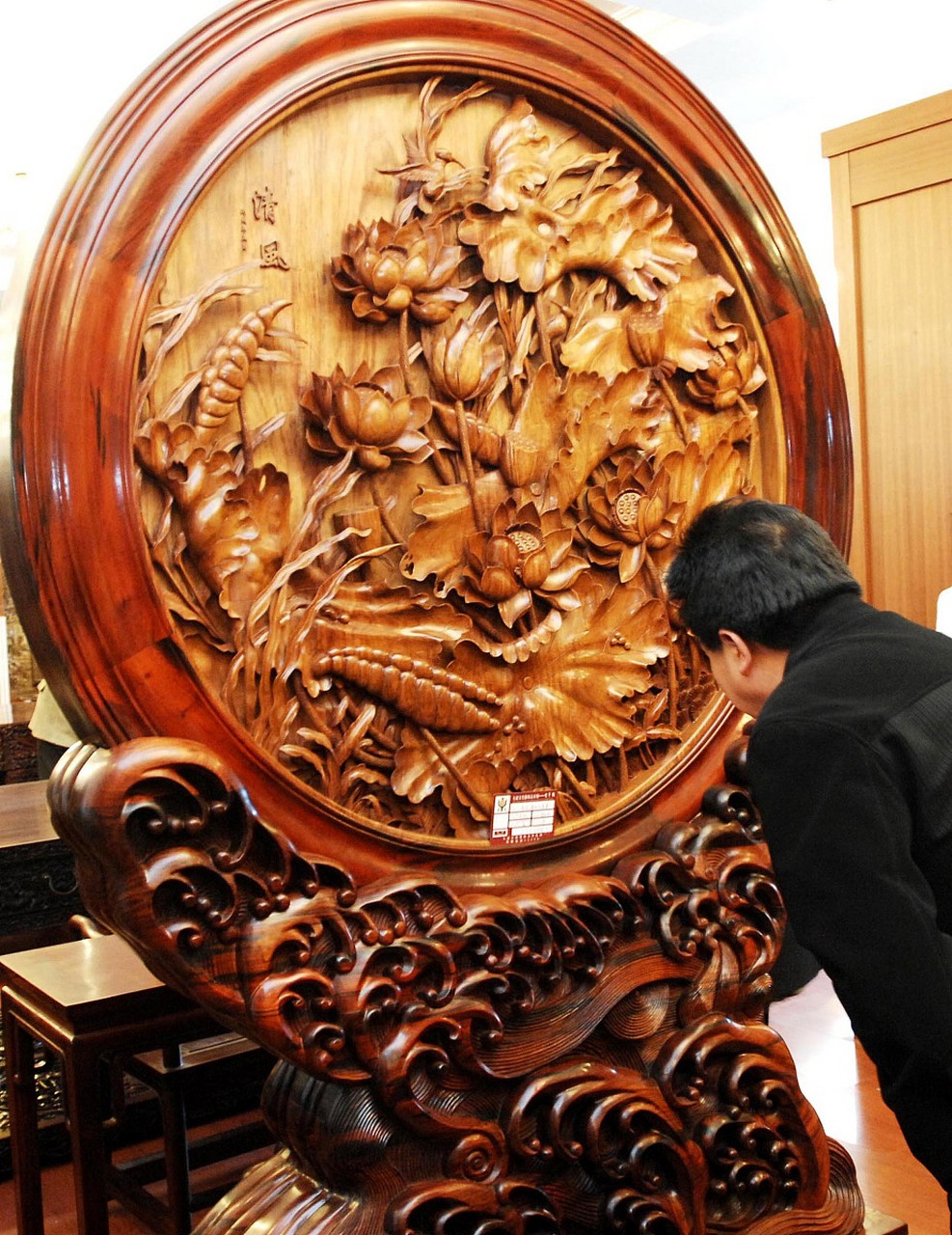 木头有硬,软,粗,细,从而便很容易雕刻,可以雕刻不同的植物,动物