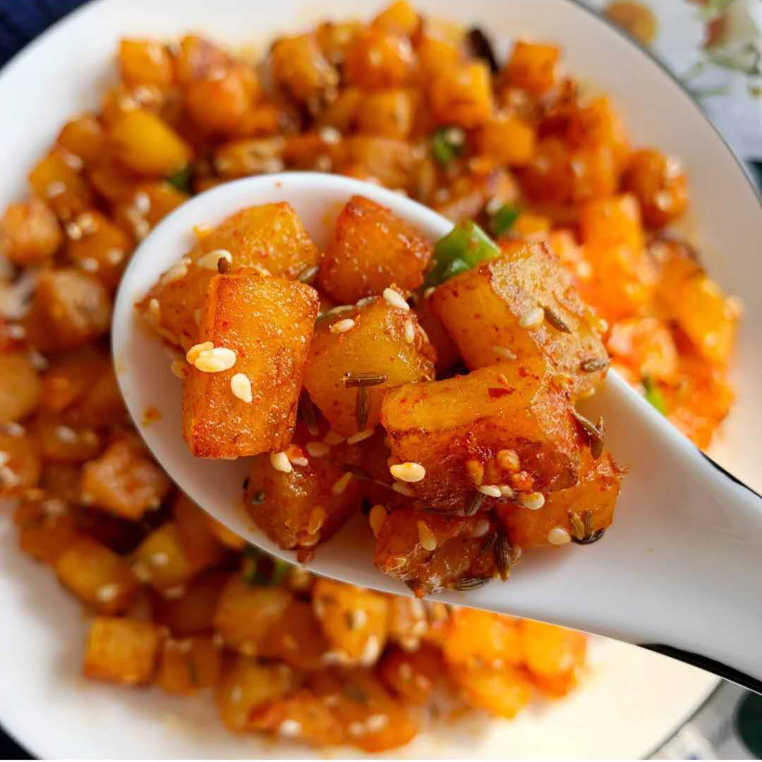 秒杀路边推,香辣孜然土豆丁,吃一口就上瘾