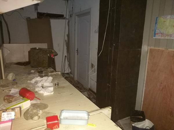 济源一网吧楼梯拐角旁吊顶突坍塌,一人受伤