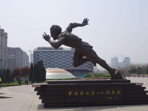 《一个人的奥林匹克》:中国奥运第一人,演绎体育界的单刀赴会