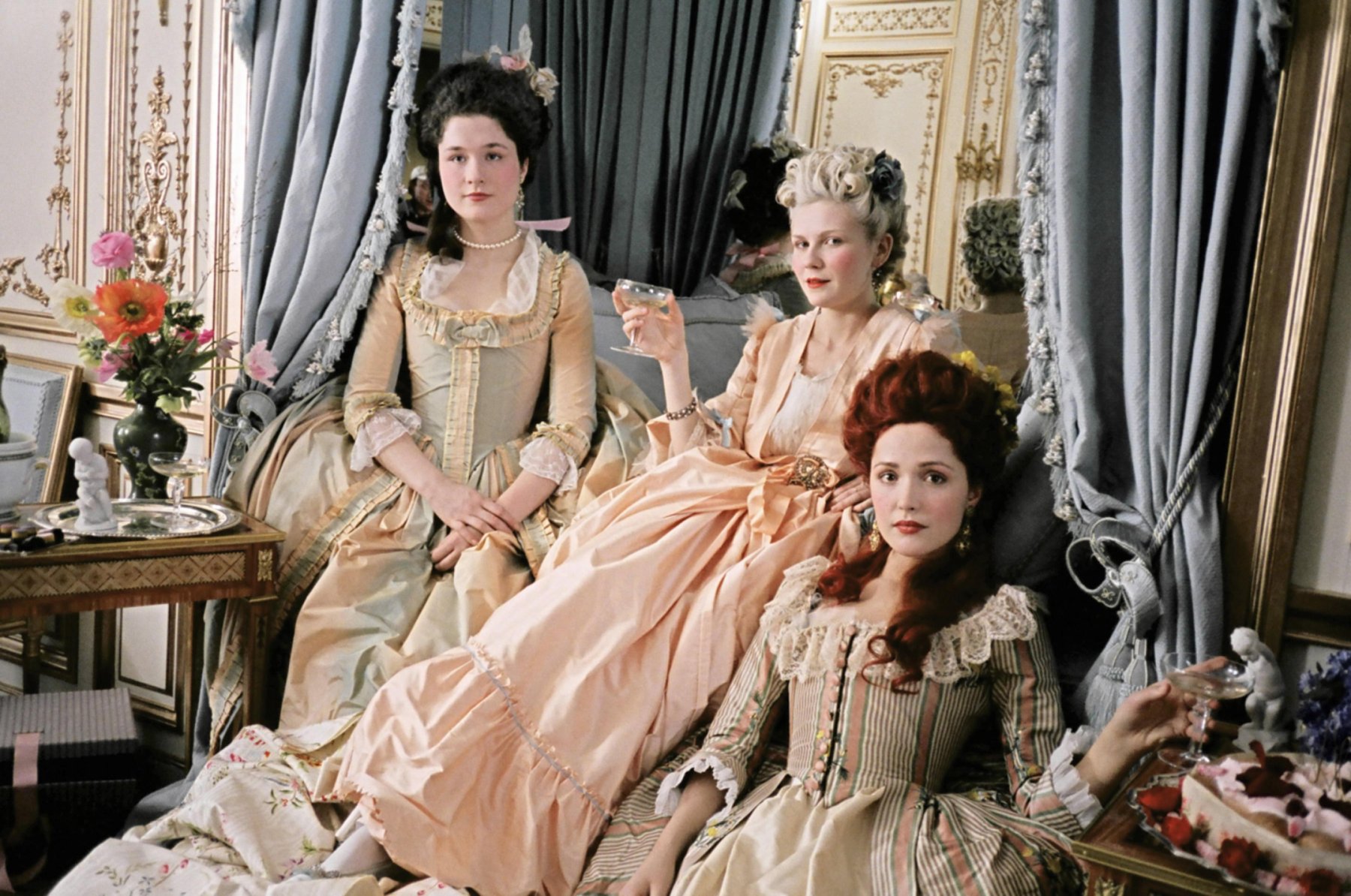 电影《绝代艳后》:欧洲宫廷礼服的顶级制作,豪华的视觉享受