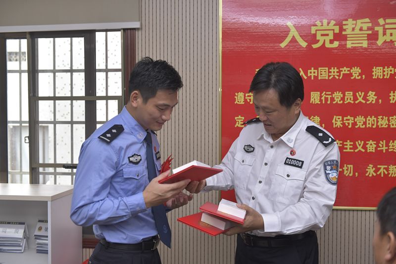 凝聚警心,昂扬斗志!徐波跃同志赴基层开展国庆安保即时慰问授奖