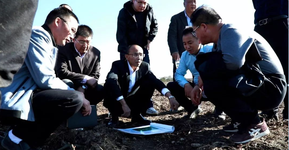 贵定县委书记莫春开调研德新镇项目建设及产业发展情况