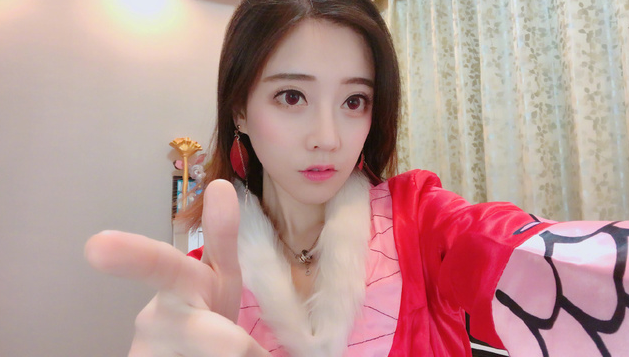 冯提莫cos海贼王中的女帝,网友评论:你适合cos海尔兄弟