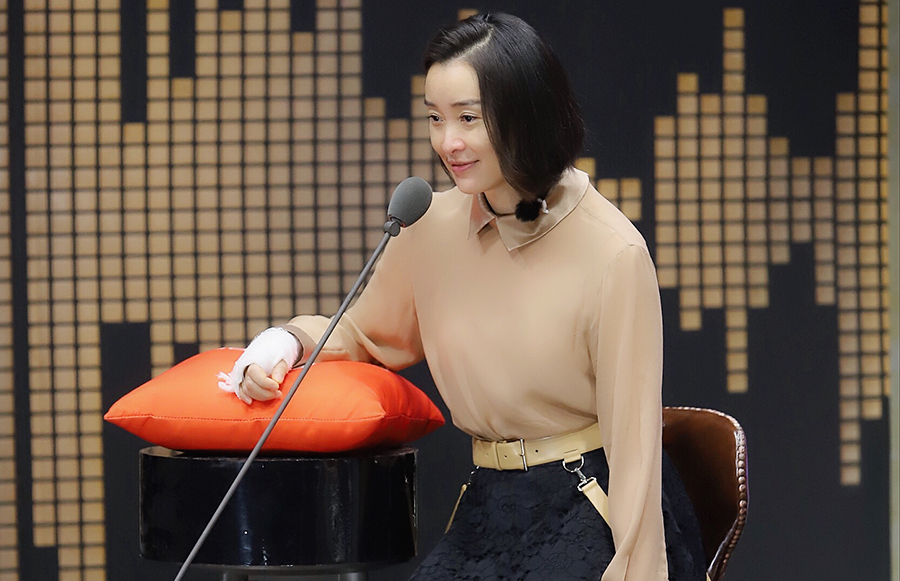 47岁吴越素颜上节目,骨折却跪着配音,张国立:这个演员了不得!