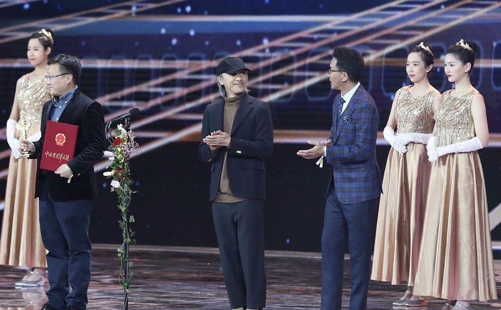 中国男星周星驰华表颁奖低调现身,再次看到星爷,网友纷纷心疼