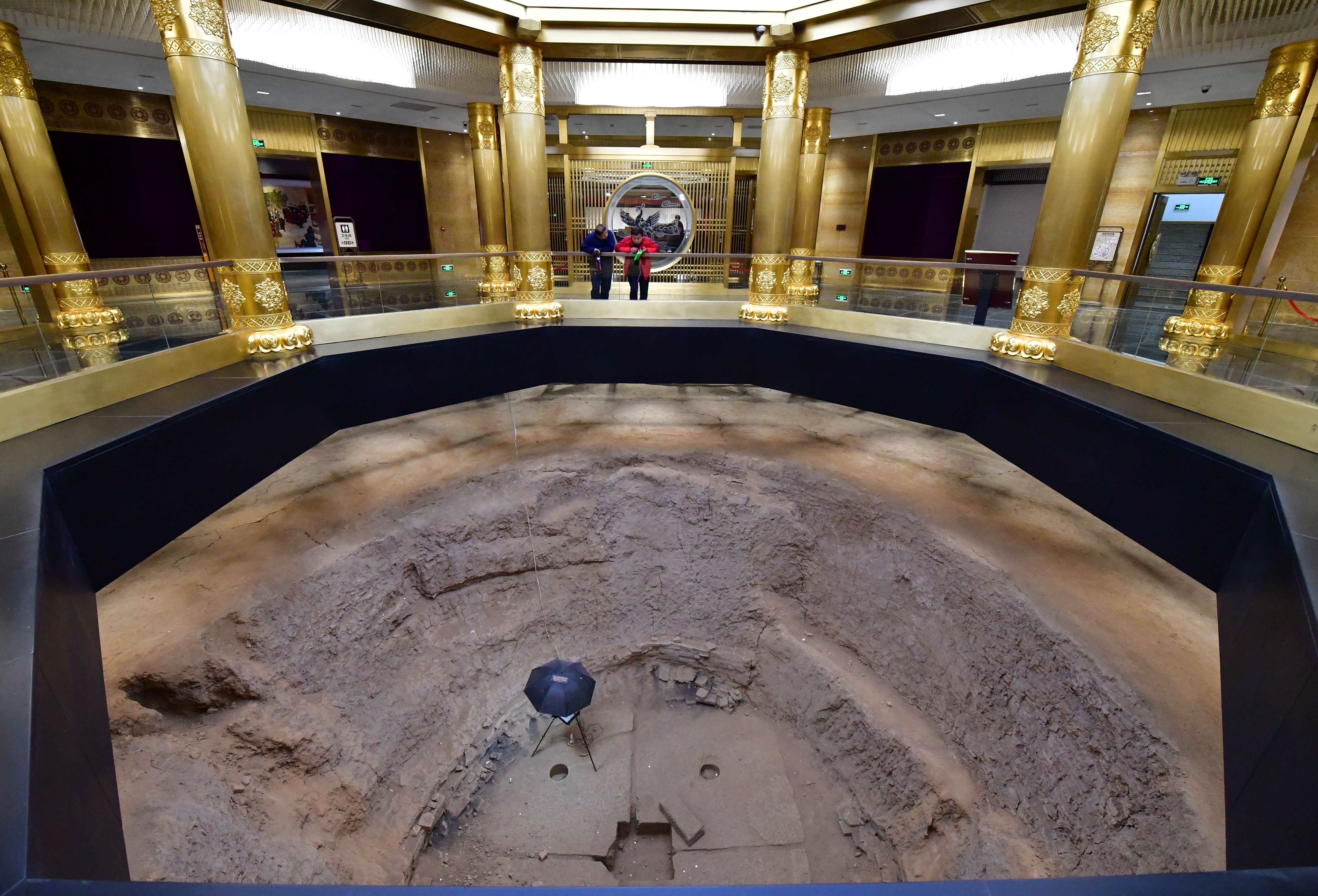 隋唐洛阳城国家遗址公园内的明堂内景(12月26日摄).