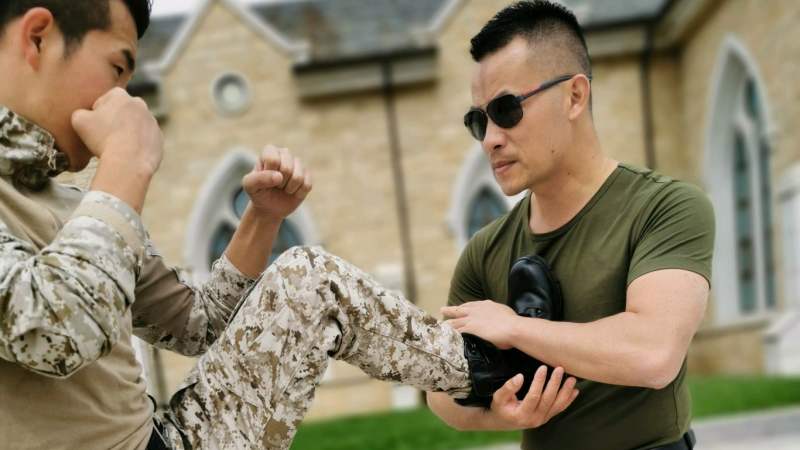 遇见用鞭腿击打我们时，如何防守反击，看教官怎么做的,体育,武术,好看视频