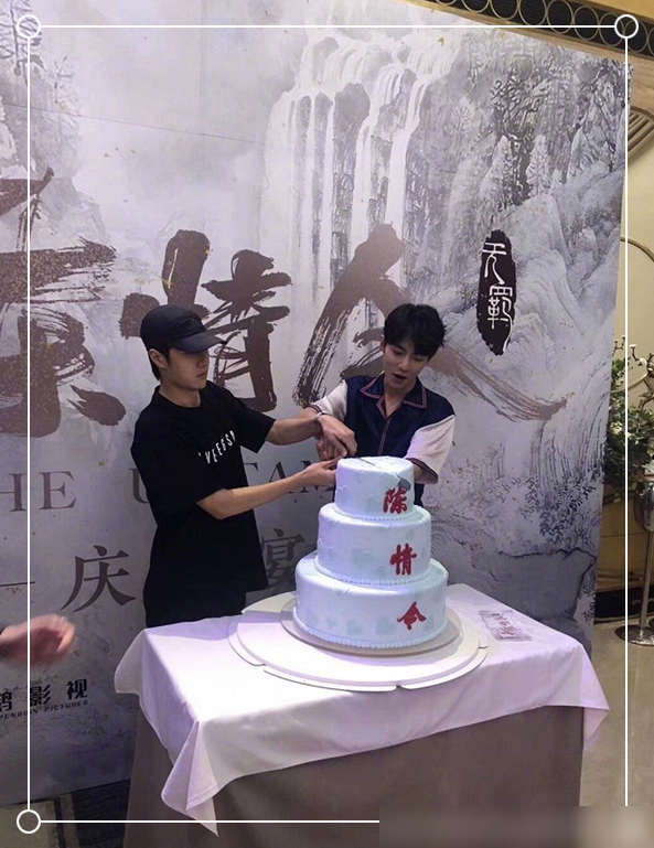 "陈情令"庆功宴忘羡切蛋糕,握手姿势暗发糖,座位安排有玄机?