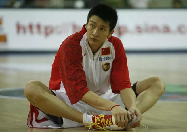 孙悦身穿湖人球衣锻炼,男篮唯一的双料冠军,妻子是他训练的动力