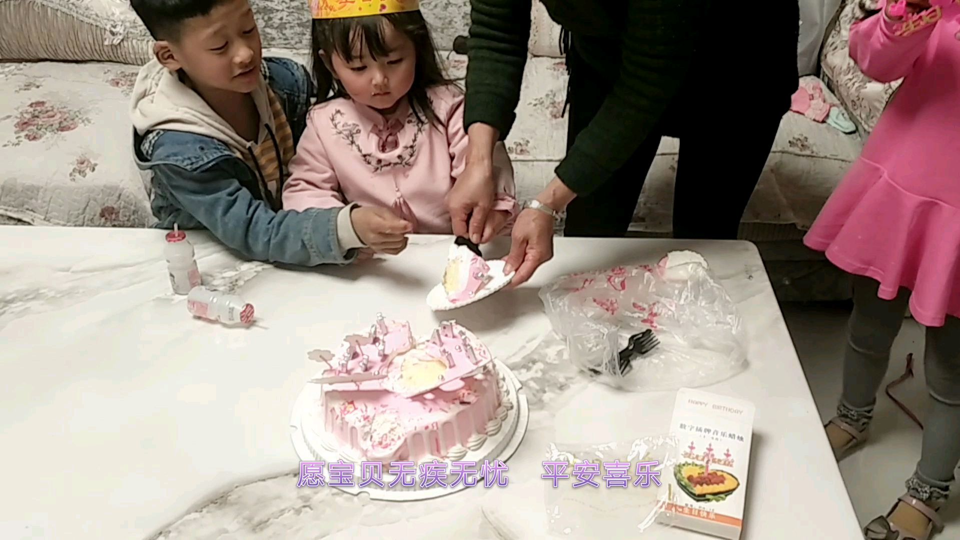 大宝过生日自己挑蛋糕,蛋糕造型一言难尽,小朋友们欢乐多