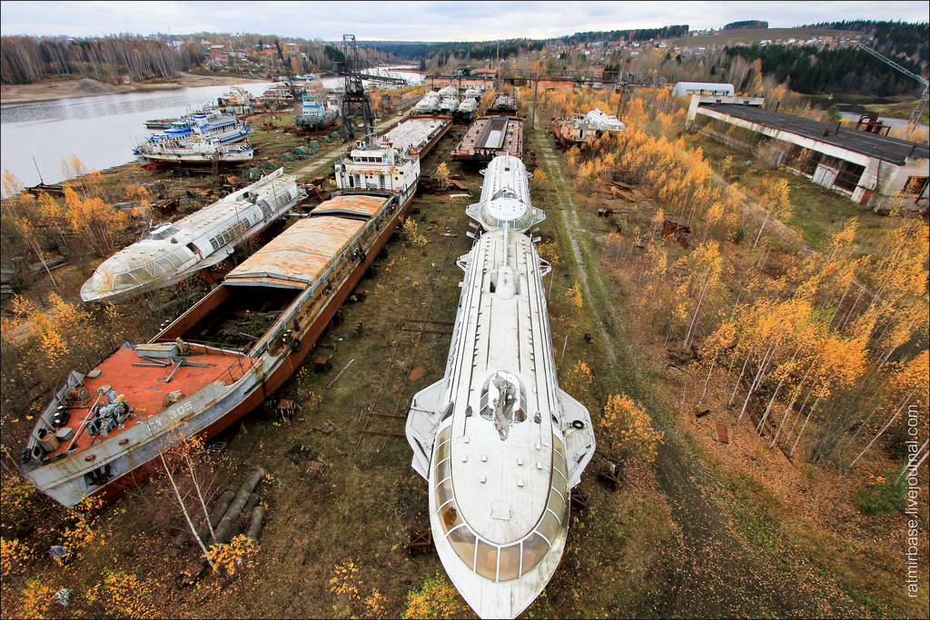 俄罗斯修船厂中的水翼客船,有种太空船坟场的感觉!