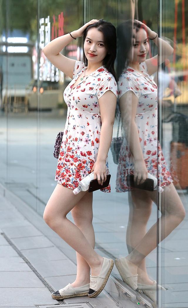丰腴美女穿紧身短裙,展现凹凸有致的火辣身材,风情万种.