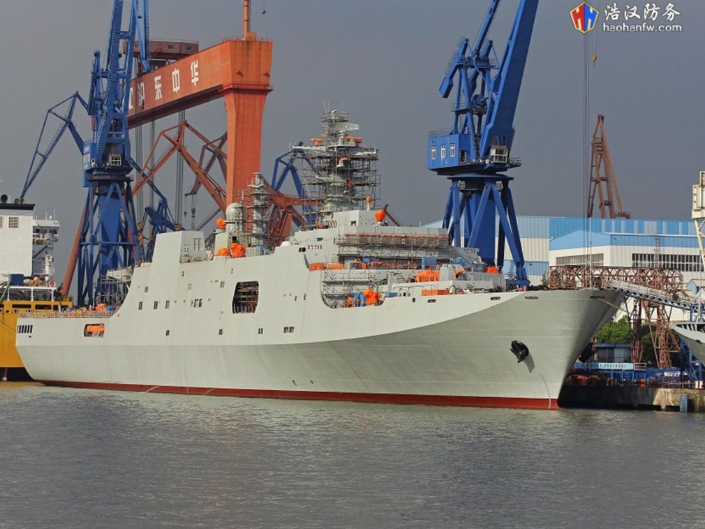 071型船坞登陆舰是中国自主研发的新型船坞登陆舰,该型登陆舰的排水量