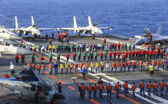 山东舰甲板新图,6架歼15满挂列阵,这构图拍出了咱航母的气势