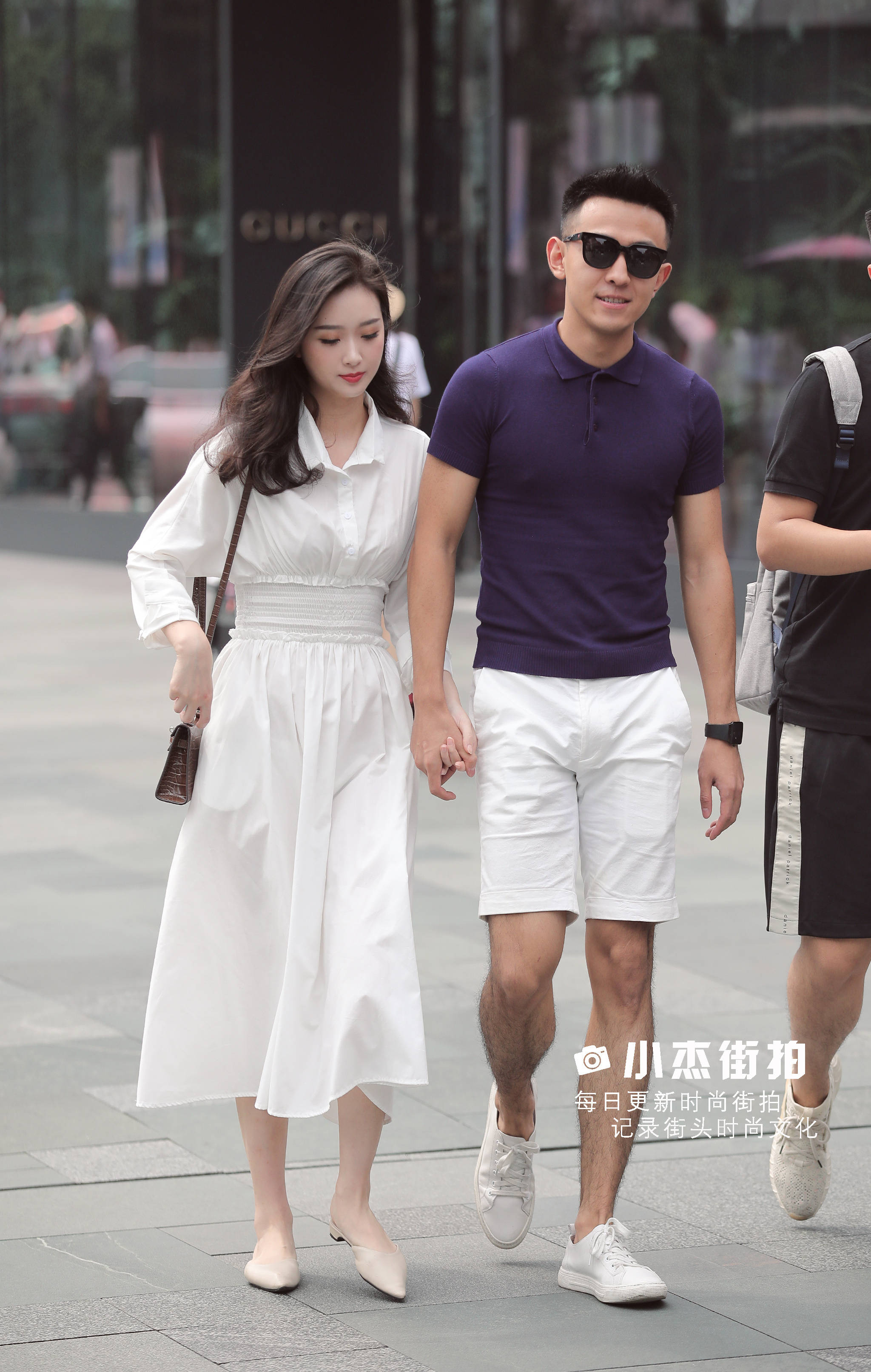 一起撑伞走在街上的情侣组合,给人干净又很甜蜜的感觉,小姐姐的大长腿