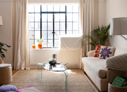 布置显得朴素一些用壁纸是非常不错的选择,使得整个卧室给人一种冷静