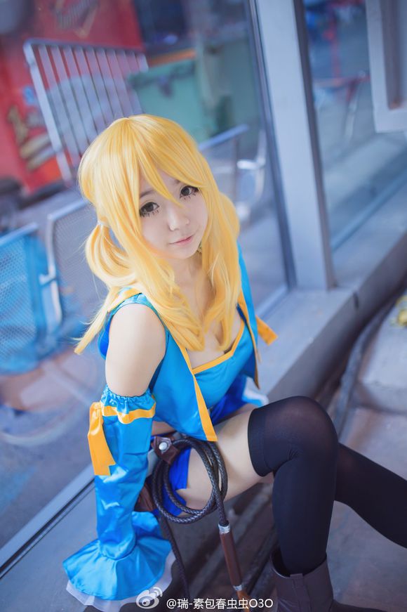 妖精的尾巴露西cos,腰系皮鞭脚踩丝袜,假发却挡住了好身材!