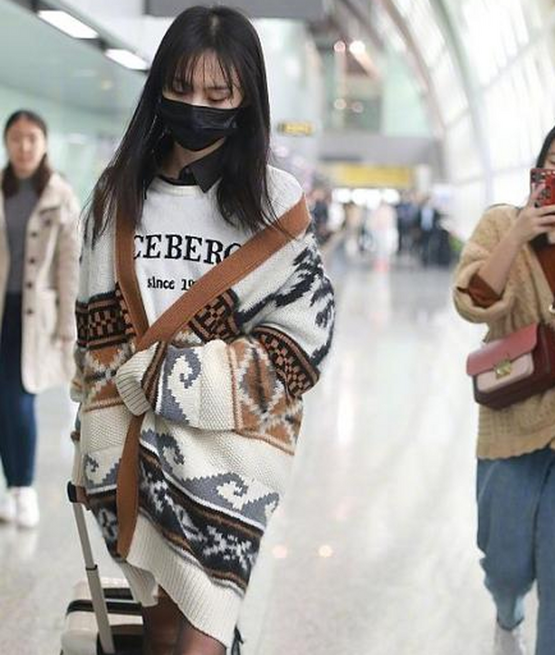 "竹竿腿"还要穿打底裤,结果穿不满 说到女星郑爽,相信大家对于她都不