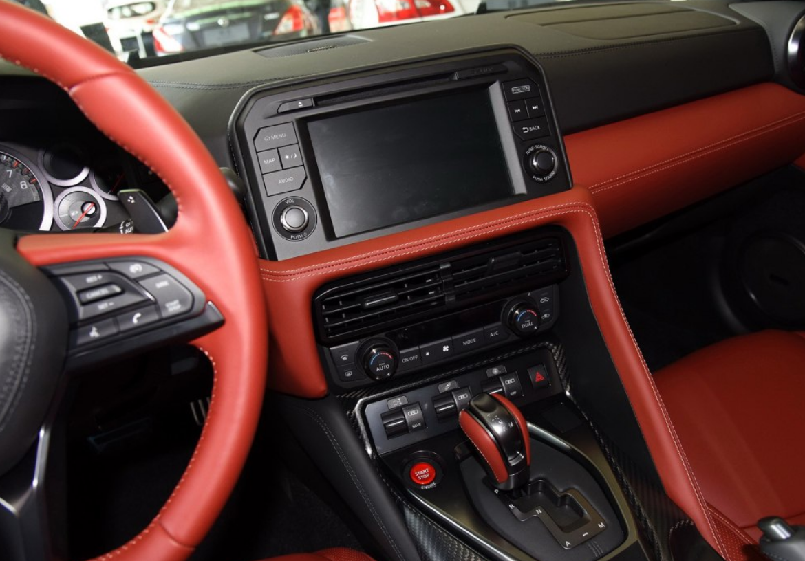 秋名山上的神车,日产 gtr 2017款 3.8t 定制版,科技感十足的中控台.