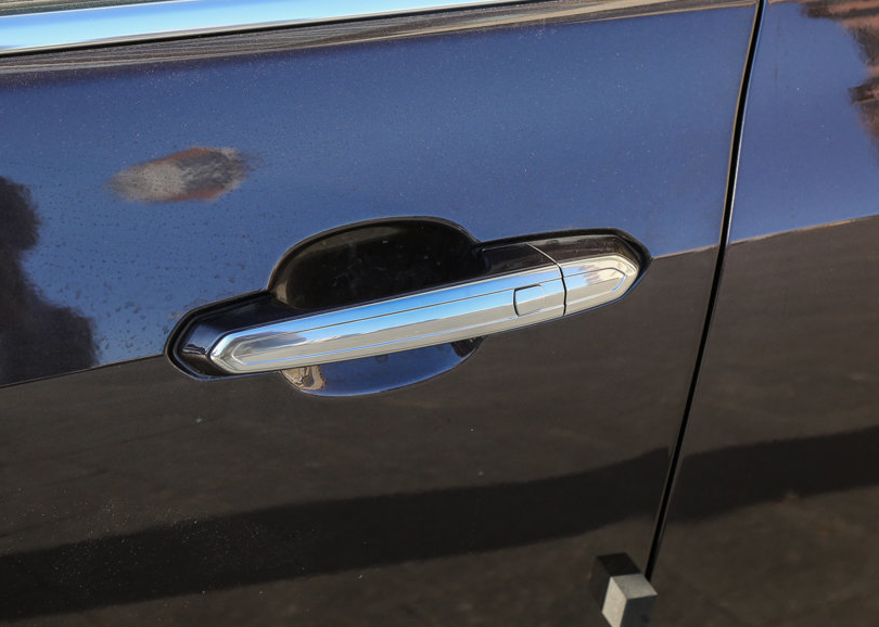 这款车的门把手设计的很好看,颜色很车身也很配,做工也很好.