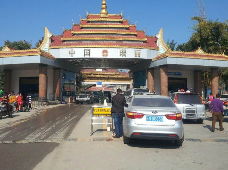 中缅边境,有很多开车的缅甸人会靠左行驶,他们是怎么开车的呢?