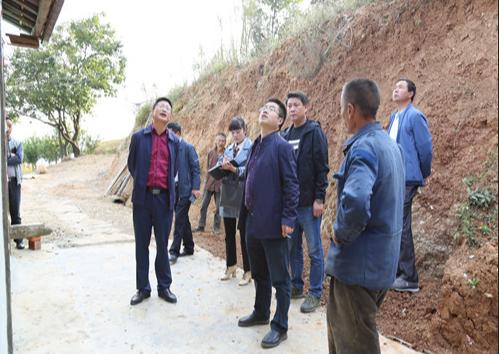 安康汉滨:检察长胡海东深入早阳镇寨垭村走访回访危改工作