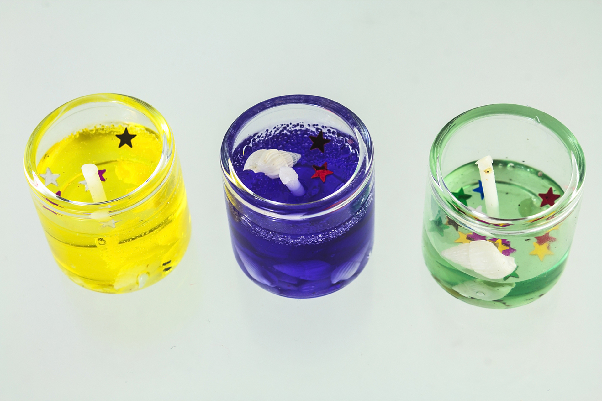 使用水晶花泥需要浸泡,剪裁,添加营养液,插入花卉并定期更换清水.