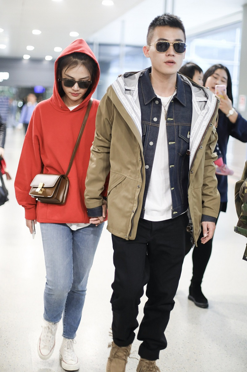 欧豪与前女友马思纯昔日机场照,他身穿牛仔外套内搭白t恤,外面还叠穿