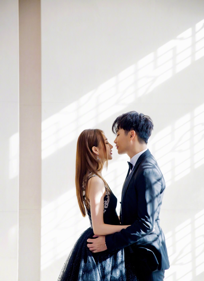 组图:撒狗粮!弦子深v事业线诱人 与老公李茂合体亮相玩亲亲