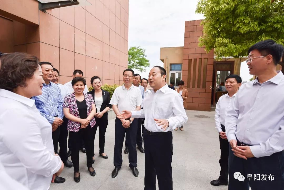 李平书记"六一"前夕看望少年儿童