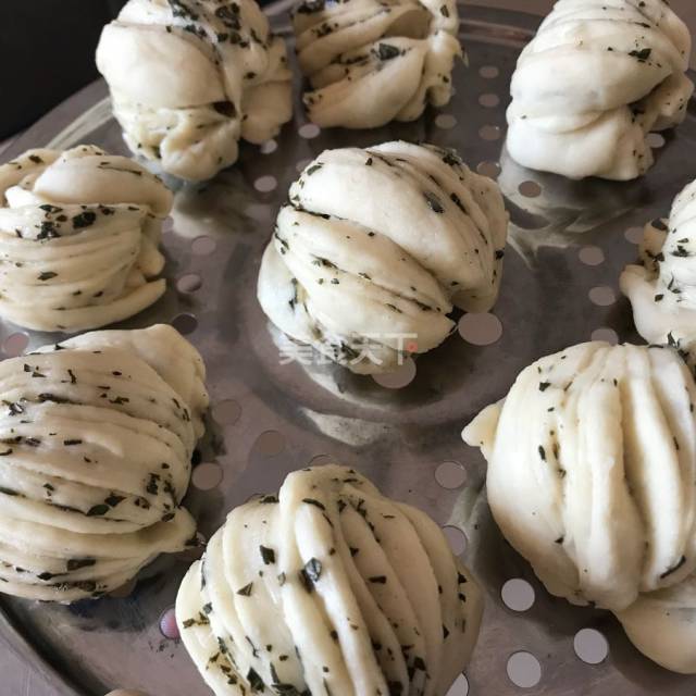 自制椒叶花卷,暄软诱人,口感咸香,颜值超级高