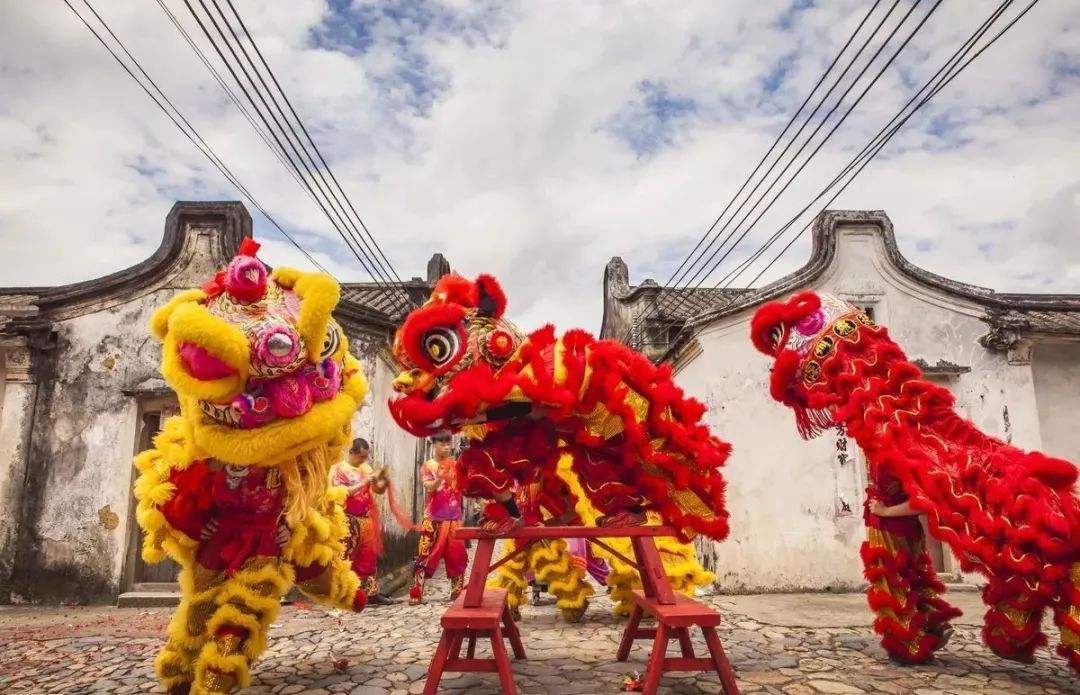 舞狮子民俗是古代等级划分的结果,可为啥大门口的石狮却是卷发?