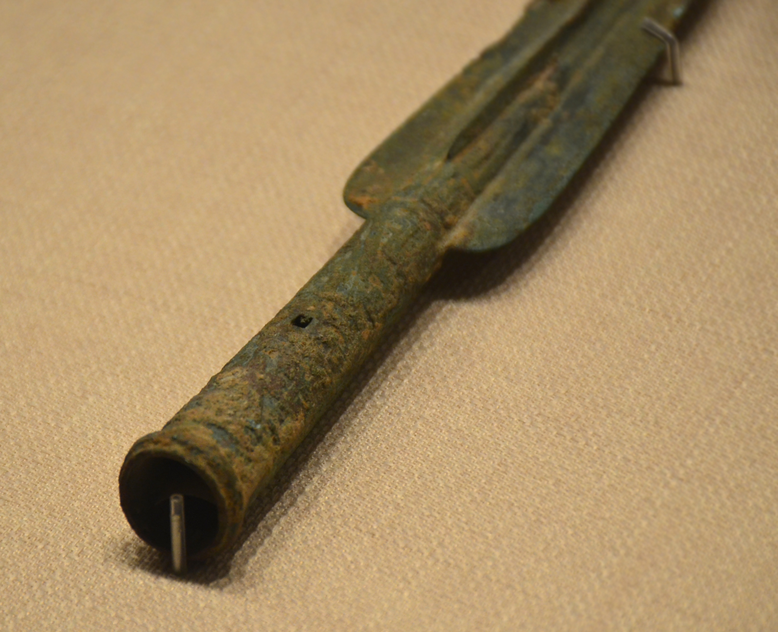 战国青铜矛,出自中国战国时期,它是战国时期一种常规长兵器,在青铜矛