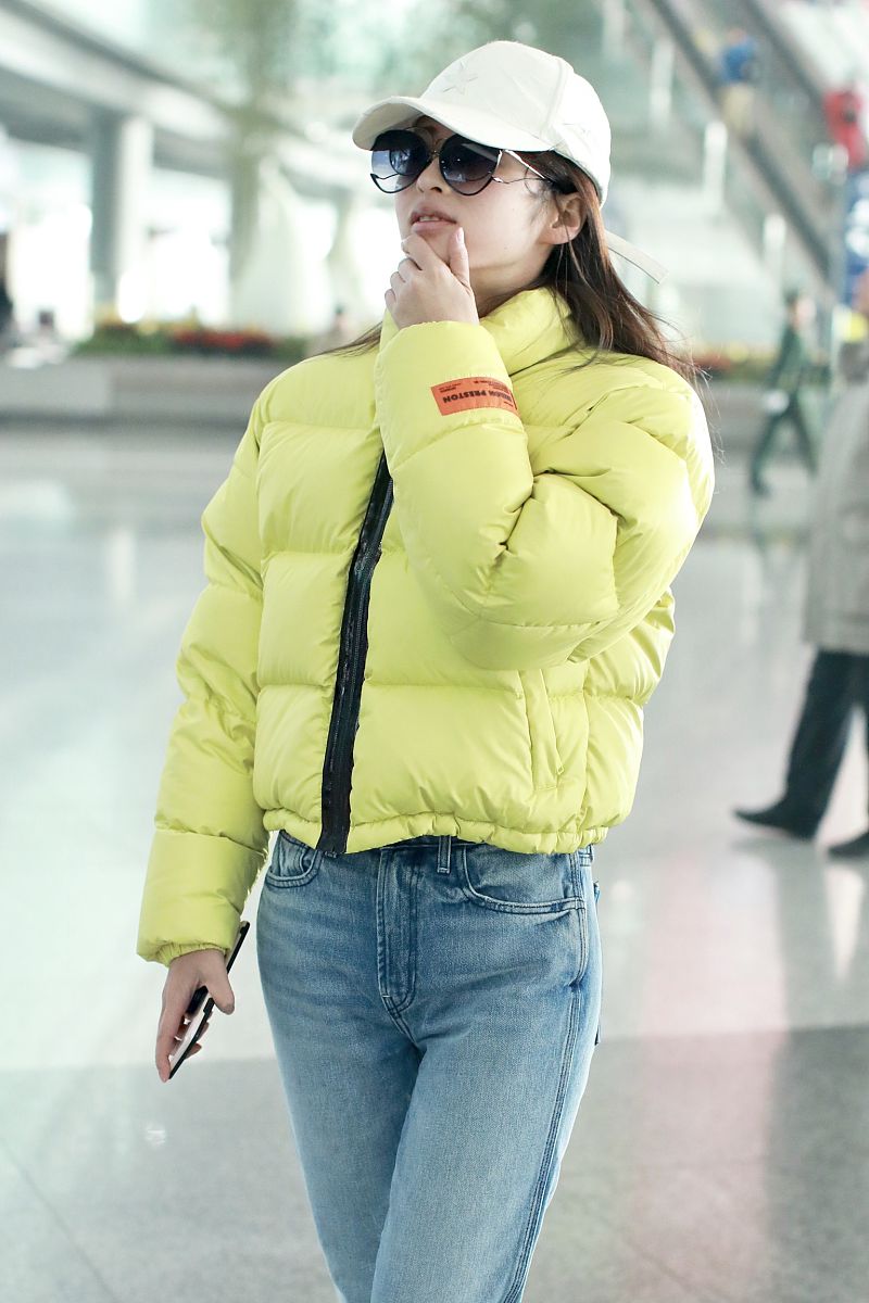 颖儿街拍:heron preston羽绒服水洗牛仔裤 balenciaga老爹鞋清新保暖