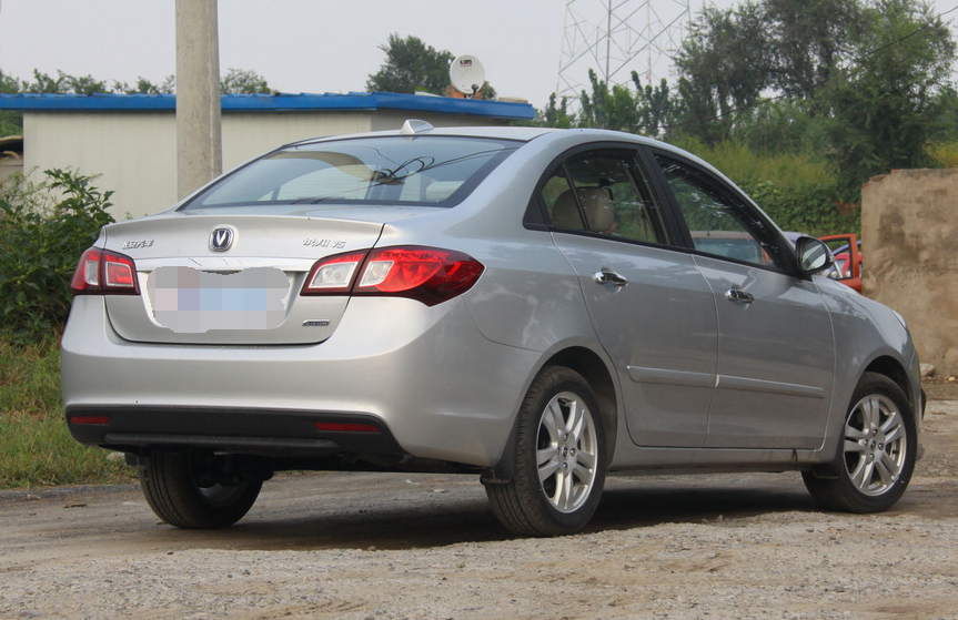 外观方面悦翔v5很有冲击感,车身设计艺术,一眼就能吸引到人,设计上也