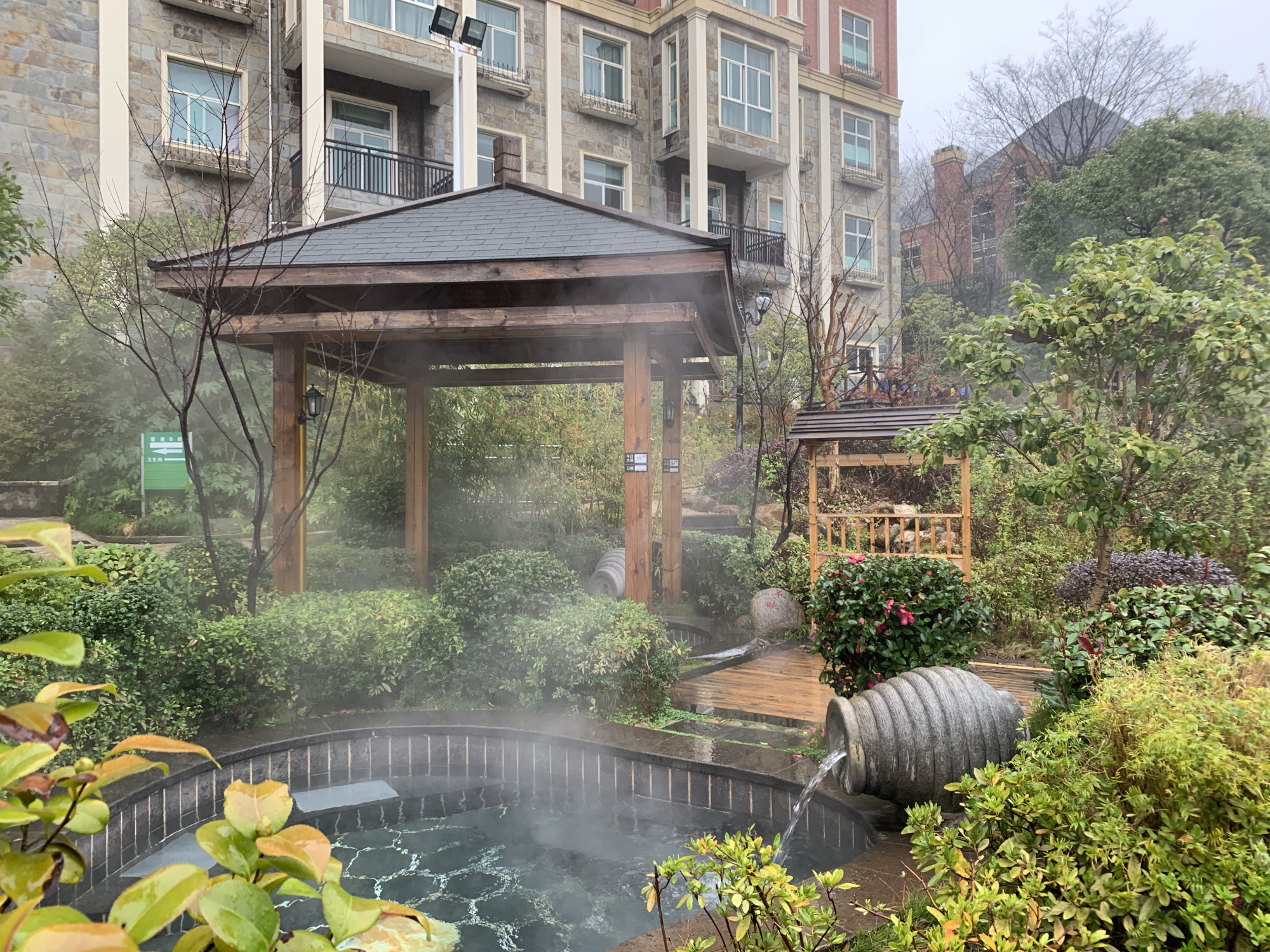 有了江西旅游一卡通,找到东林假日酒店,预约后可以免费泡温泉了.