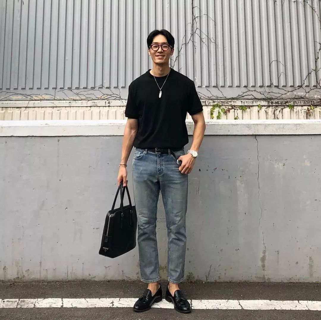 黑色t恤可以搭配什么颜色的牛仔裤?这些选择就足够时髦