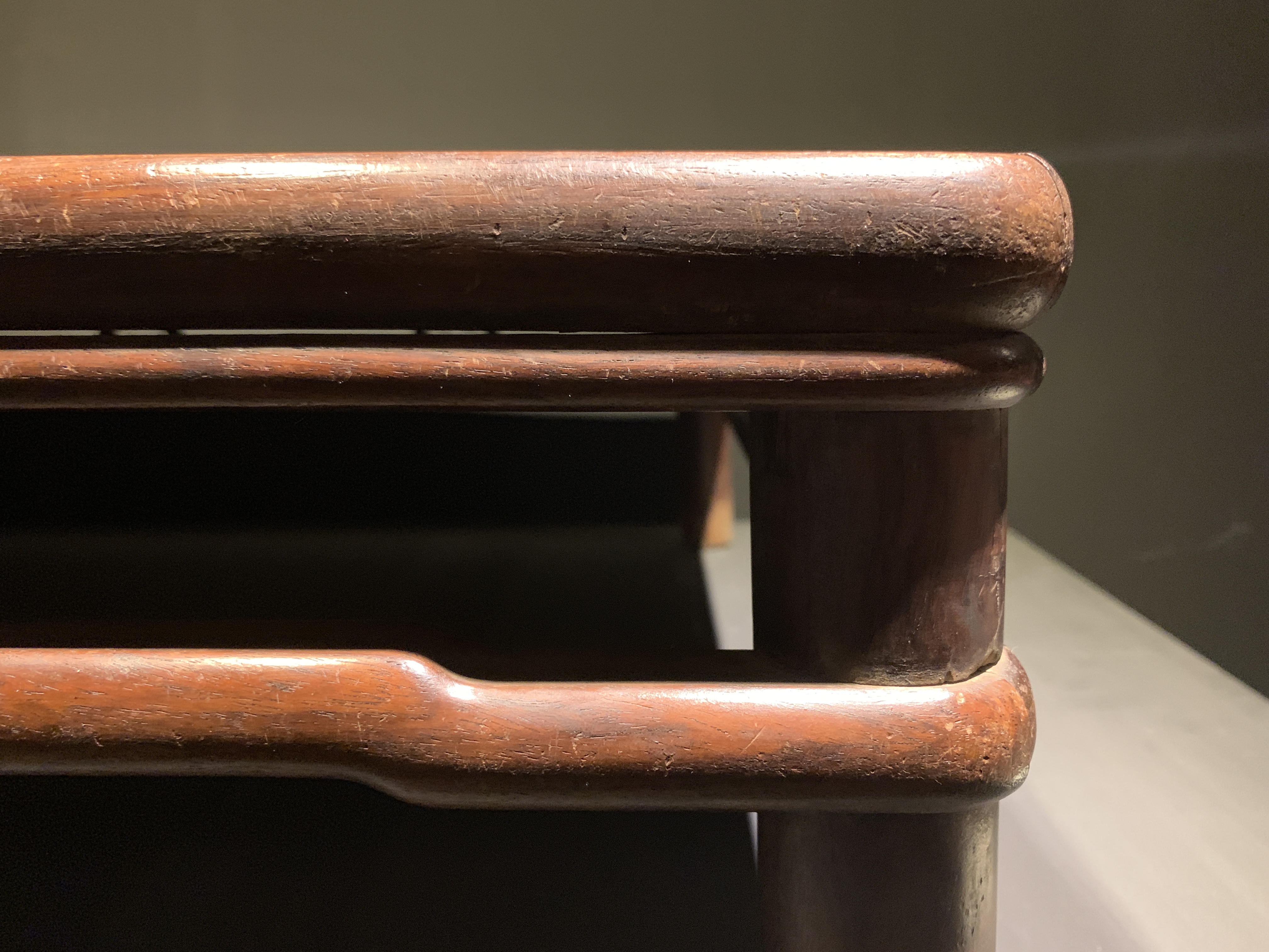 无束腰裹腿罗锅枨,正方黄花梨炕桌难得一见