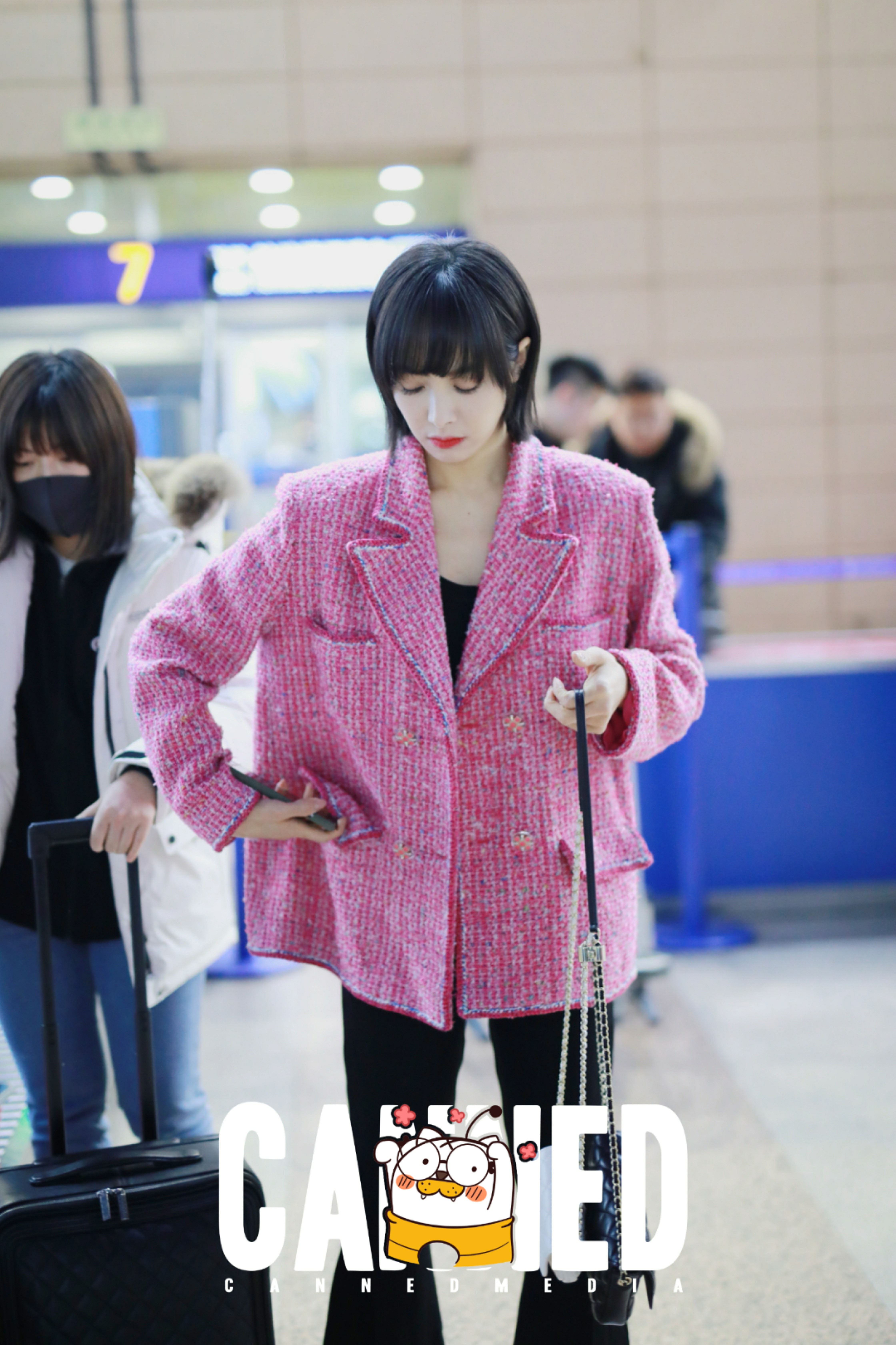 宋茜机场街拍,身穿西装御姐范儿十足