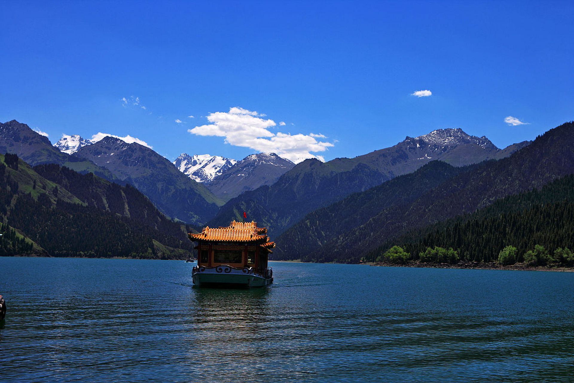 端午避暑地# 新疆天山是中国十大避暑名山之一,位于新疆维吾尔自智